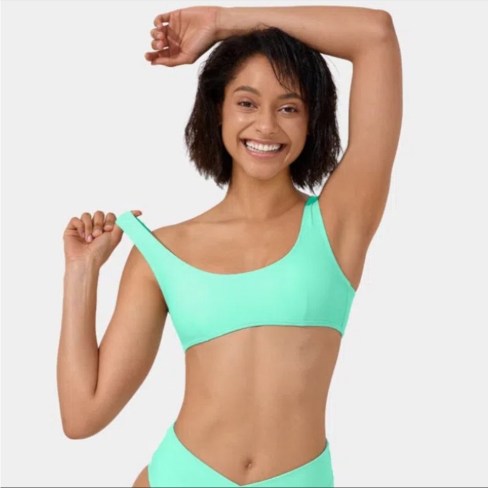 Halara Bikini Top- Mint Green
Size: L
NWT
Removable Cups Included
